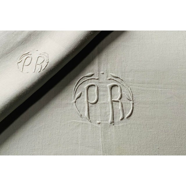 French Country 1890s French Linen Tablecloth & Napkins With Art Nouveau "Pr" Monogram For Sale - Image 3 of 9