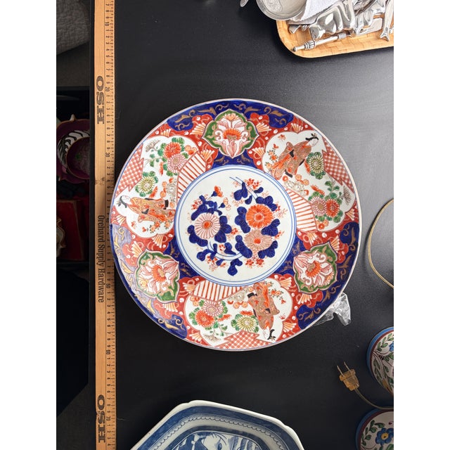Large 14-Inch 19th-Century Japanese Imari Scalloped Porcelain Charger For Sale In San Francisco - Image 6 of 12