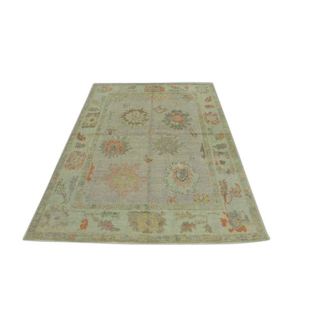 This modern Turkish Oushak rug is a stunning piece of art that has been handwoven using traditional techniques by skilled...