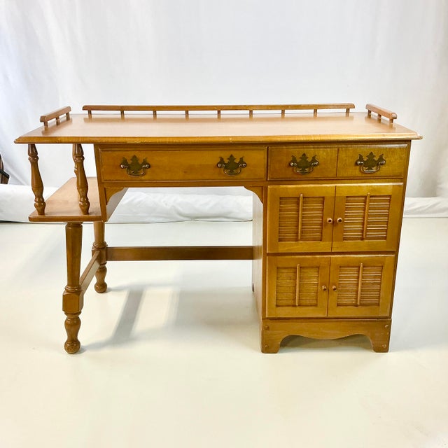 This desks is so well designed. From the 1950s, in maple wood, it has a side shelf on the left. There is the traditional...