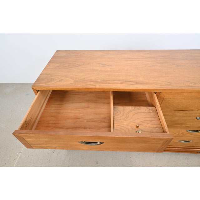 Brown Michael Taylor Style Mid-Century Modern Oak 8-Drawer Dresser by American of Martinsville For Sale - Image 8 of 15