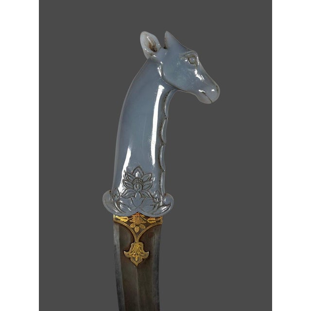 Neoclassical Khanjar dagger in chalcedony with a giraffe head, INDIA, Mughal Dynasty (1526-1857) For Sale - Image 3 of 8