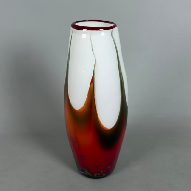 A magnificent and rare example of fine Murano glass, a pure expression of Italian glassmaking excellence. A truly...