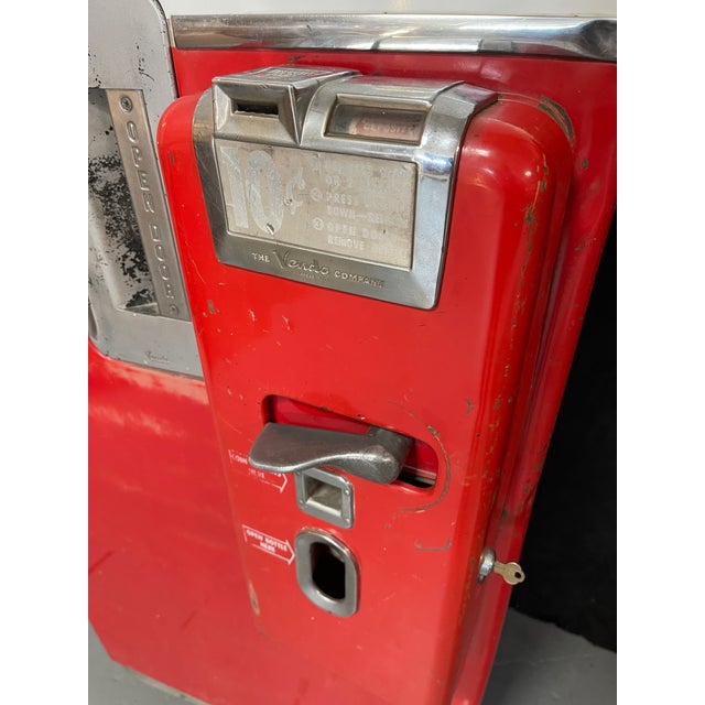 1955 Vendo 39 Coca-Cola machine Beautiful patina. I would not restore it if I m the buyer A few dents, nice unrestored...