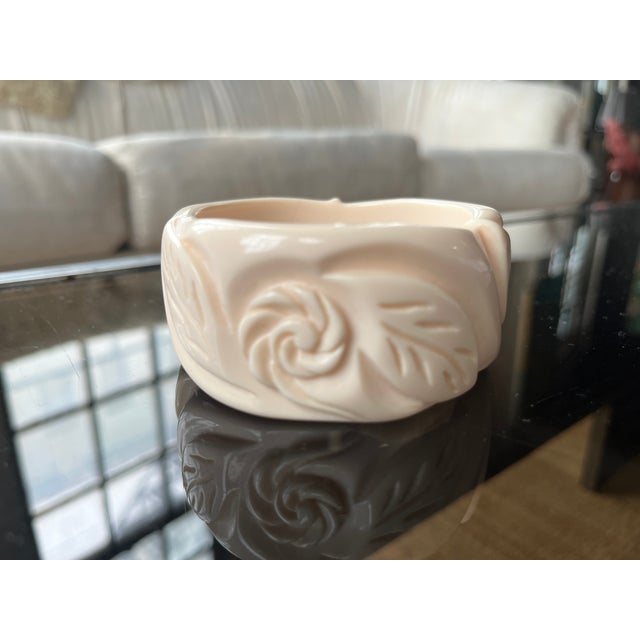 Ivory 1960s Vintage Carved Ivory-tone Bakelite Style Bangle Bracelet For Sale - Image 8 of 9