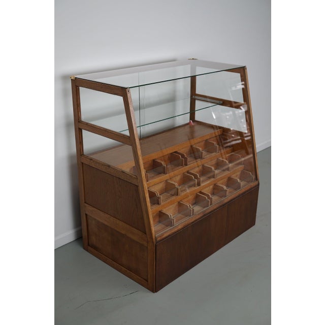 This vintage maple haberdashery shop counter dates from the 1920/30s and was made in england. It features a solid wooden...