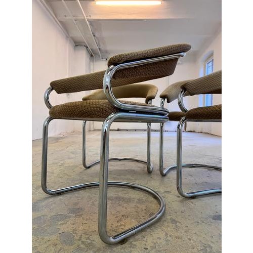 This cantilever chair by Giotto Stoppino is a stunning example of Italian design, bringing the futuristic spirit of the...