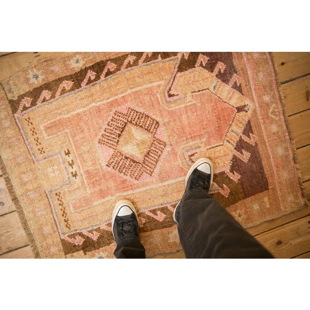 :: Unidirectional arrowed prayer design motif with hook-and-latch enveloped design elements. Main border in a starburst...