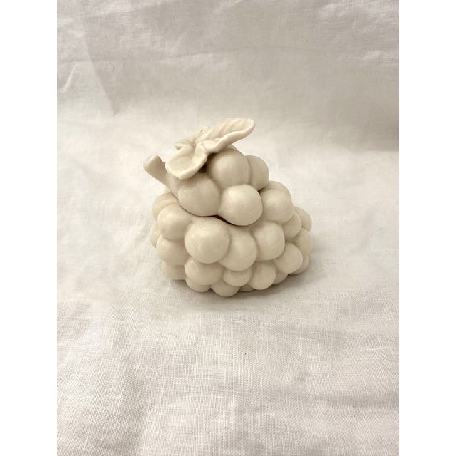 Vintage Off White Grape Cluster Sugar Bowl w/Lid. Super cute great for display or themed parties. Marked K & B 3.5in h x...