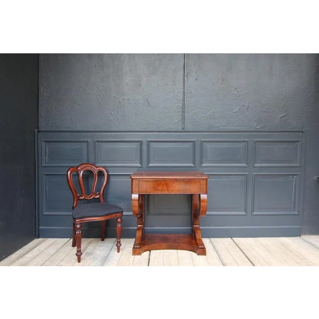 Small mahogany console or wall table from the 19th century. Mahogany solid and veneered. On a base-standing brewed...