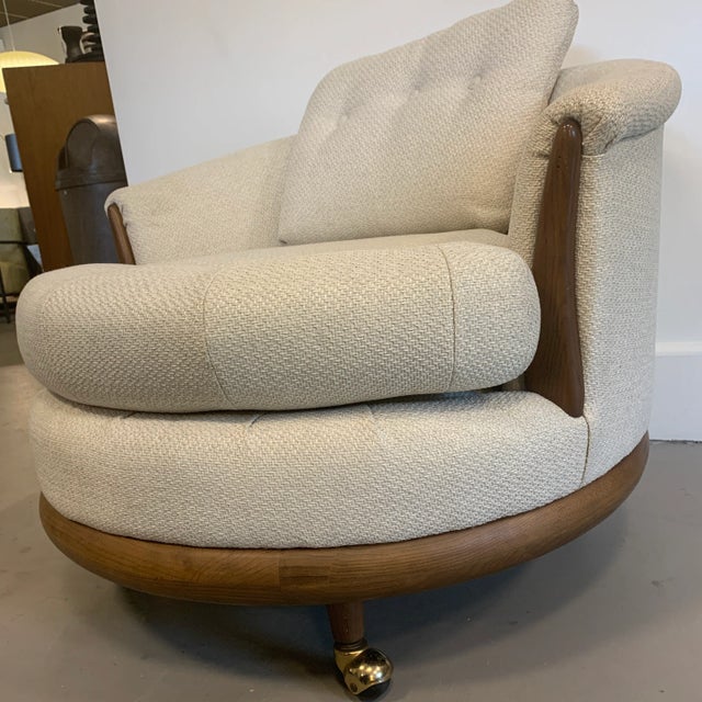 Cream Mid 20th Century Club Chair on Casters in the Style of Adrian Pearsall for Bassett Furniture For Sale - Image 8 of 11