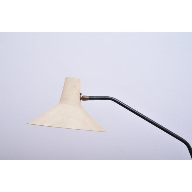 Clamp lamp from the 1950s with a black arm and a beige, crackled hat-shaped shade. Very good condition. Dimensions: Height...