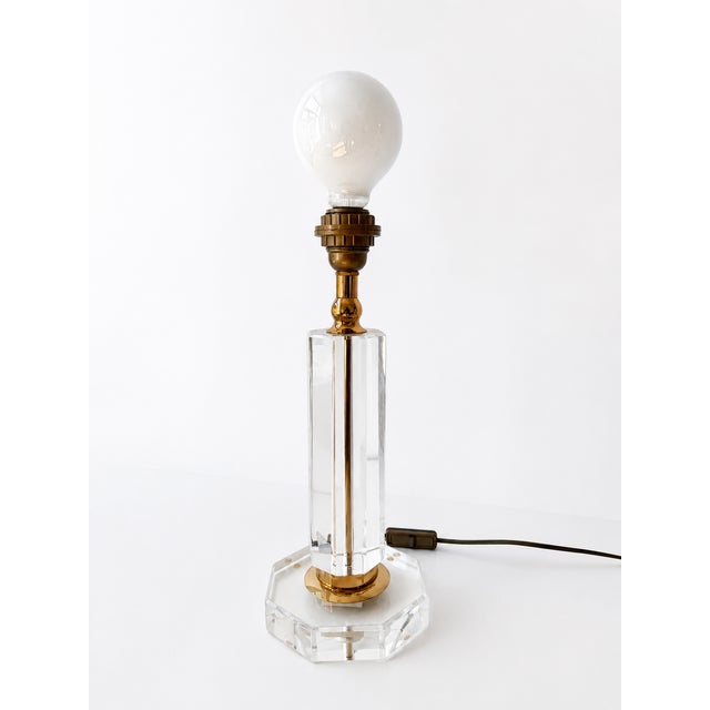 Hollywood Regency Faceted Acrylic Crystal and Brass Table Lamp by Decco Accessories, 1970s For Sale - Image 6 of 7