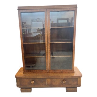 Art Deco Display Cabinet in Walnut with Clear Lines, 1930s For Sale