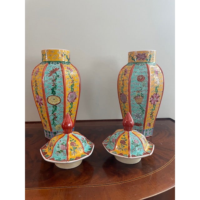 Chinoiserie Pair of Chinese Famille Rose Porcelain Ginger Jars With Lids – Kangxi Mark, 12.5″ For Sale - Image 3 of 6