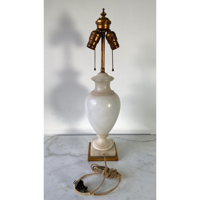 Stone Early 20th Century Neoclassical Polished Alabaster Urn Table Lamp For Sale - Image 7 of 13