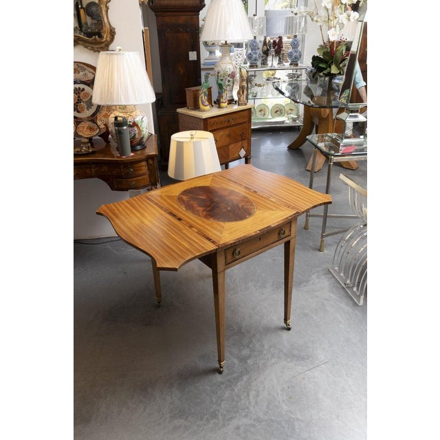 English 19th Century George III English Satinwood and Mahogany Pembroke Table For Sale - Image 3 of 9