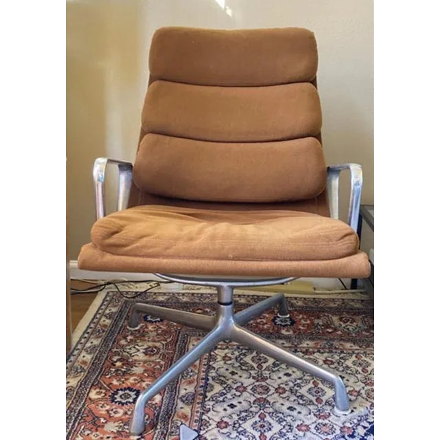 EA216 Herman Miller Eames Soft Pad swivel chair with arms (EA216). This are the 1st generation design, with the 4-leg...