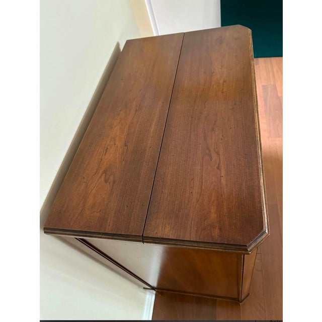 1950s Butler's Desk Chest of Drawers With Lift Top and Pull Out Desktop