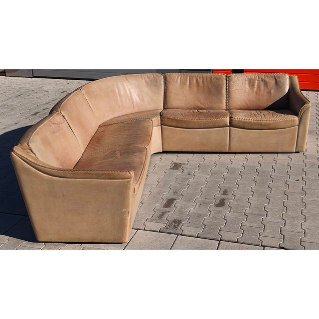 Mid-Century Modern Three-Piece Modular Light Brown Leather Sofa with Decorative Stitching, 1970s For Sale - Image 3 of 7