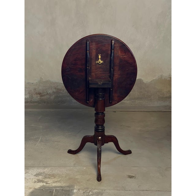 Traditional Georgian 18th Century Mahogany Irish Tilt-Top Supper Table For Sale - Image 3 of 10