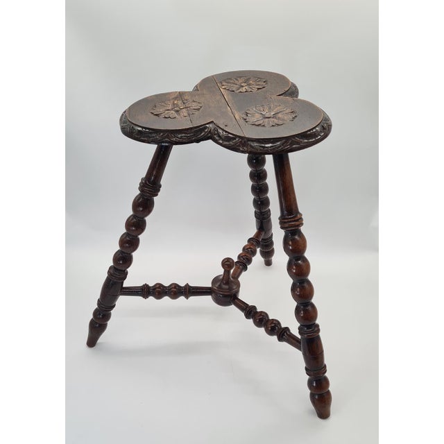 An elegant, decorative side table made of oak, originating from the United Kingdom and dating from the 1920s. The table is...