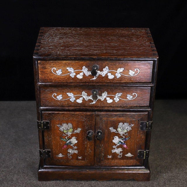 Shell 1970s Hardwood Table‑Top Jewelry Cabinet, Mother‑of‑Pearl Inlaid Gourd & Bird Motif Small Chest With Drawers & Cupboards For Sale - Image 7 of 9