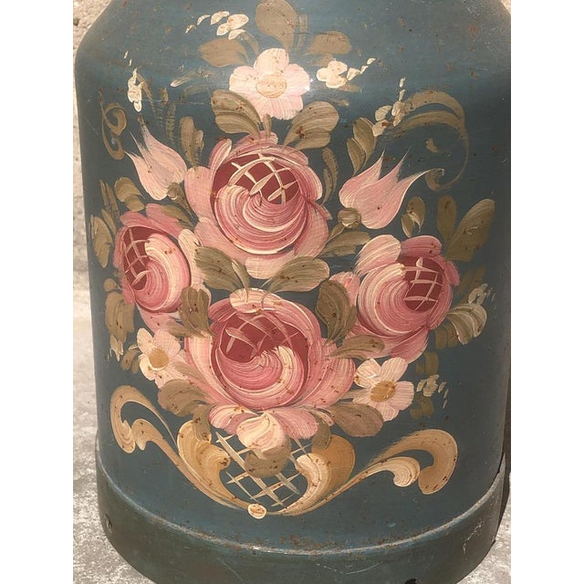 The milk can comes from Germany around 1920 and was hand-painted with a floral motif around 1950!