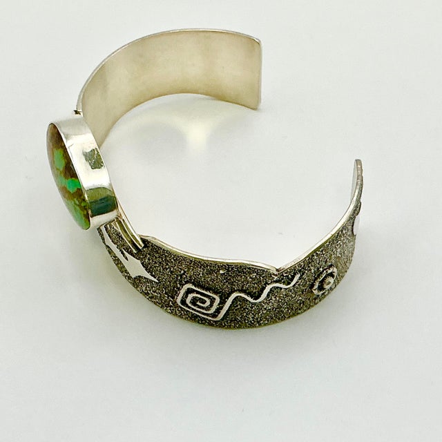 1990s Vintage Southwestern Navajo American Silversmith Fritson Toledo Sterling & Green Turquoise Cuff Bracelet - 7” For Sale - Image 17 of 18