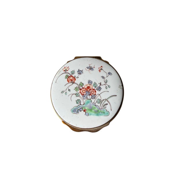 Chantilly circular Kakiemon decorated snuff box with gilt metal mounts. Circa 1745