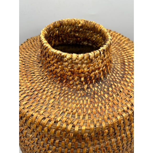 Mid 20th Century Apache Tus Pitch-Coated Lidded Basket With Horsehair Handles, C. 1940–1950 For Sale - Image 5 of 18