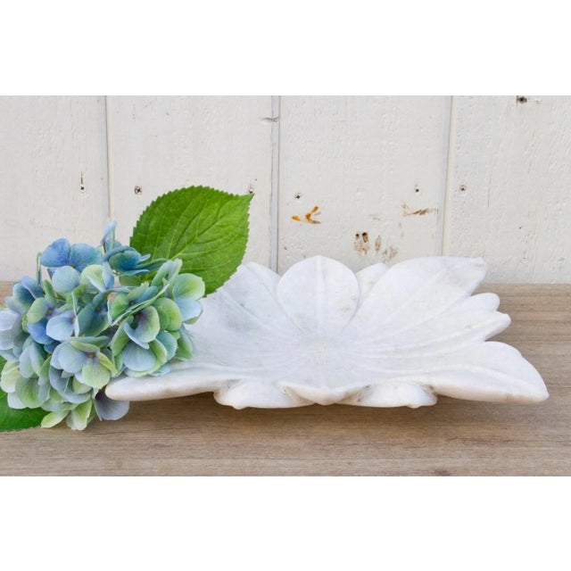 Beautiful large marble plate with carved open lotus flower motif and a polished finish. This Indian plate is the perfect...