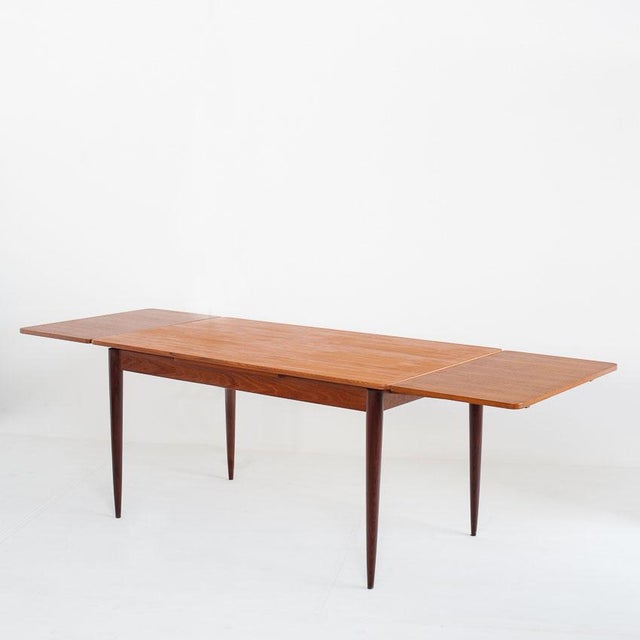 The table has two extensions, each 48 cm long. Total max. length: 246 cm