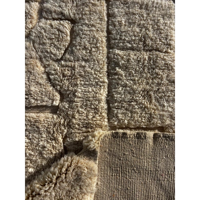 White Moroccan Berber Mrirt Wool Rug For Sale - Image 6 of 10