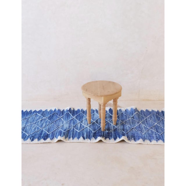 Contemporary Moroccan Kilim Rug – Indigo Blue Diamond Flatweave This contemporary Moroccan kilim rug is a refined...