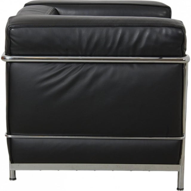Le Corbusier LC 2/1 lounge chair upholstered in original black leather and with a chrome frame. The chairs are from around...