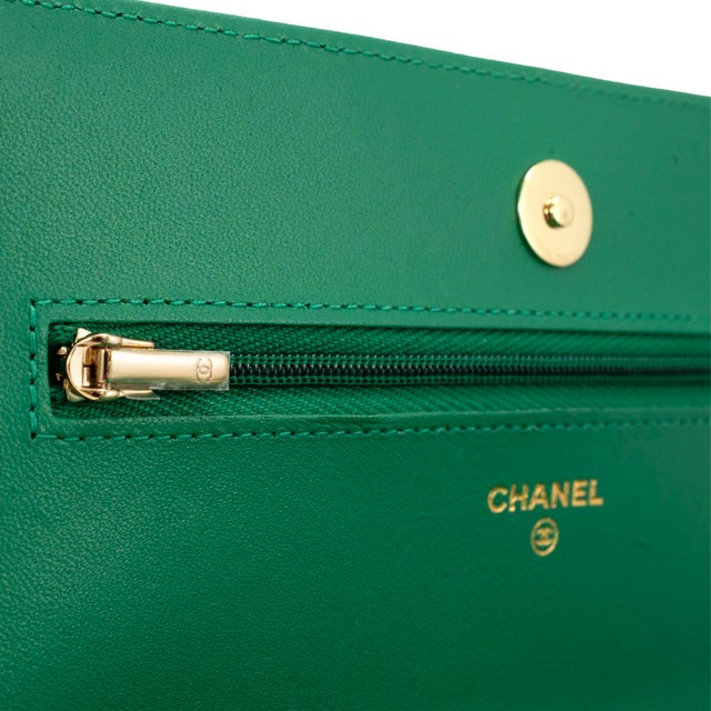 Chanel Classic Quilted Green Lambskin Wallet on Chain With Gold Hardware Bag For Sale - Image 13 of 16