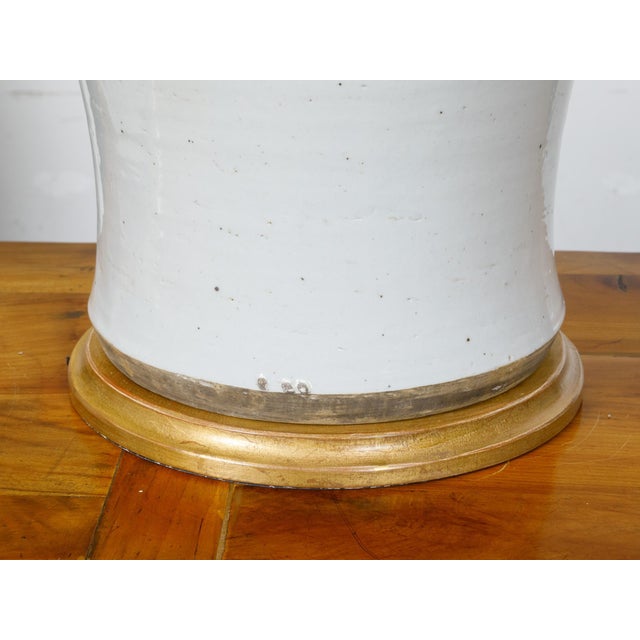 Metal Pair of White Porcelain Lidded Urns Table Lamps on Gilt Bases, US-Wired For Sale - Image 7 of 10