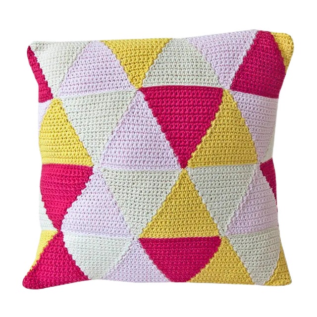 Light Pink Triangles Geométrica Cushion from Com Raiz For Sale