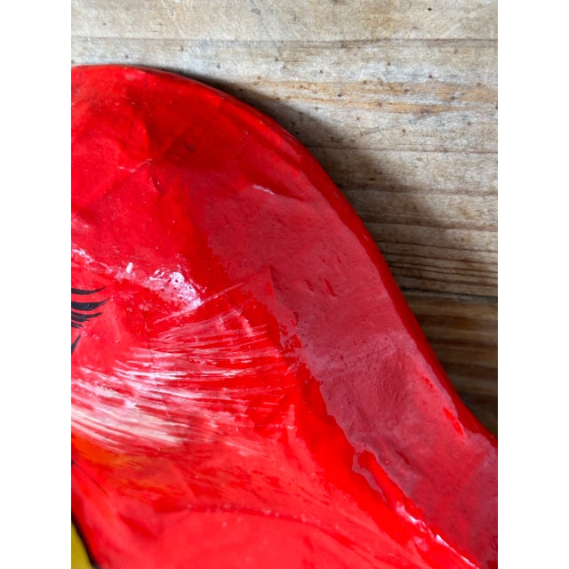 1980’s Tropical Coastal Hand Painted Paper Mache Parrot Tray For Sale In Naples, FL - Image 6 of 11