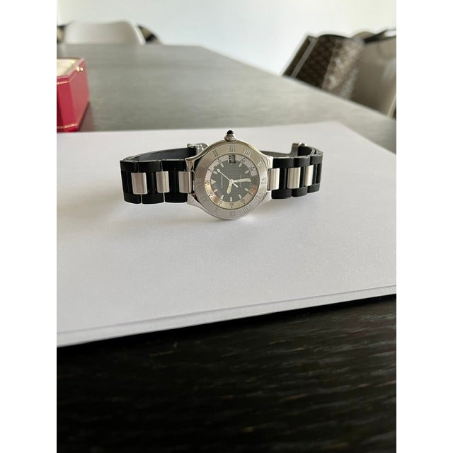 Contemporary Vintage Collector-Grade Cartier 21 Must De Cartier Autoscaph Stainless Steel Watch W. Sapphire Cabochon, Unisex, Full Set/Orig. Box/Paper For Sale - Image 3 of 7