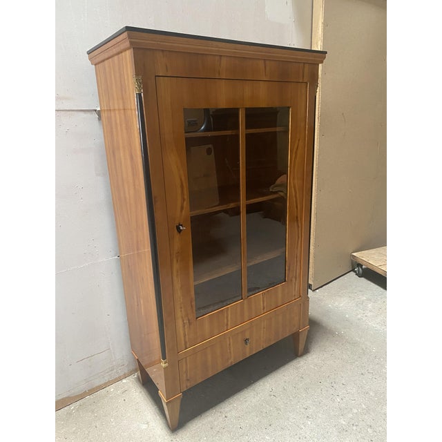 Neoclassical Display Cabinet in Cherry Wood, 1810 For Sale - Image 9 of 17