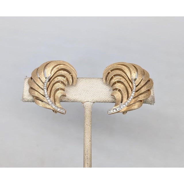 Vintage 1960 Signed Crown Trifari Goldtone Clear Rhinestone Feather Ad Piece Clip Earrings-2 Pieces For Sale In Philadelphia - Image 6 of 9
