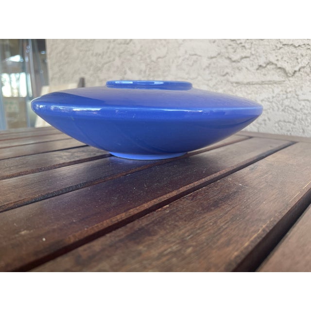 Mid Century 1970's Cobalt Blue Glossy Ceramic Flying Saucer Ikebana Vase - Rare For Sale - Image 4 of 7