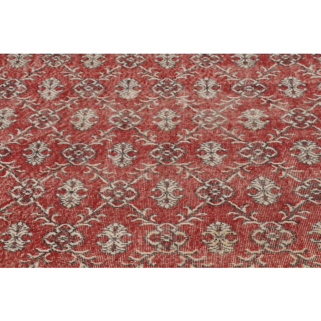 1950s Vintage Distressed Rug, Rich Red With White Floral Lattices – Rug & Kilim For Sale - Image 5 of 8