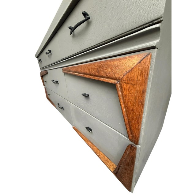 1960s Vintage United Furniture Corp. Two-Piece Mid-Century Dresser Set With Sculptural Wood Trim For Sale - Image 5 of 13