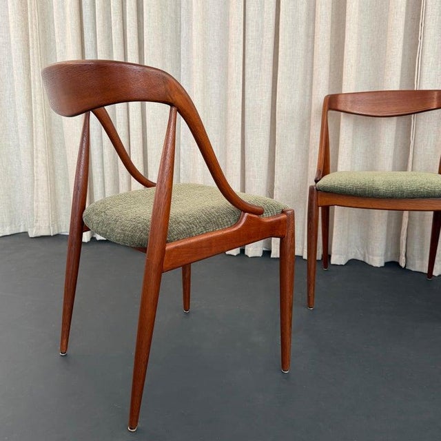 1960s Scandinavian Modern Teak Dining Chairs by Johannes Andersen For Sale In New York - Image 6 of 8