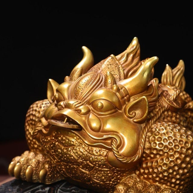 Bronze Late 19th Century Gilt Bronze Toad Statue, Three-Legged Jin Chan Figure, 6.9kg For Sale - Image 8 of 10