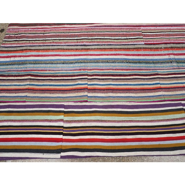 Mid 20th Century Galerie Shabab Collection Mid-20th Century Turkish Flatweave Kilim Room Size Carpet For Sale - Image 5 of 8