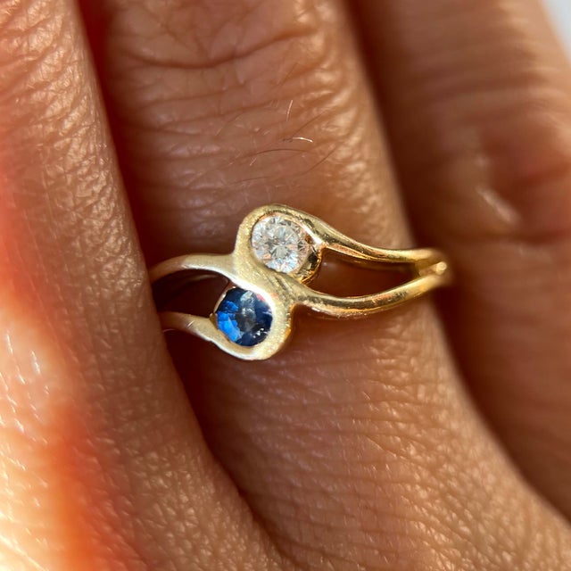 Mid-Century Modern 1950s Toi Et Moi Diamond & Sapphire Ring in 14k Yellow Gold - Appraised, Size 4.5 For Sale - Image 3 of 7